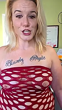 Snapshot of RhondaRump chatting on November 4, 4:00 pm RhondaRump online show from November 4, 4:00 pm