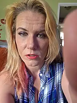 Snapshot of RhondaRump chatting on June 9, 3:24 pm RhondaRump online show from June 9, 3:24 pm