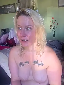 Snapshot of RhondaRump chatting on November 19, 4:29 pm RhondaRump online show from November 19, 4:29 pm