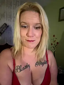 Snapshot of RhondaRump chatting on October 23, 12:09 am RhondaRump online show from October 23, 12:09 am