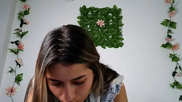 Snapshot of abella-lemus chatting on February 8, 4:15 pm abella-lemus online show from February 8, 4:15 pm