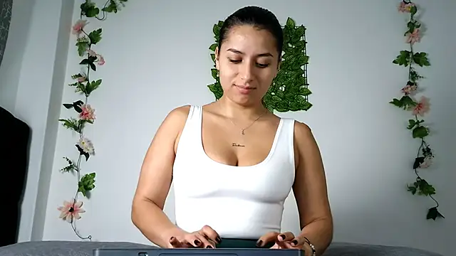 Snapshot of abella-lemus chatting on February 4, 12:22 pm abella-lemus online show from February 4, 12:22 pm