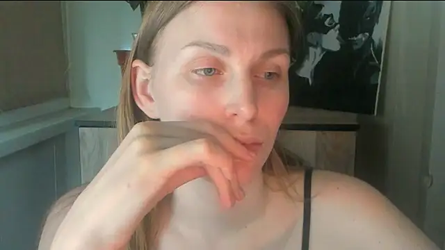 JuliaMuuun online show from May 8, 7:39 pm