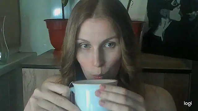 JuliaMuuun online show from May 27, 7:10 pm