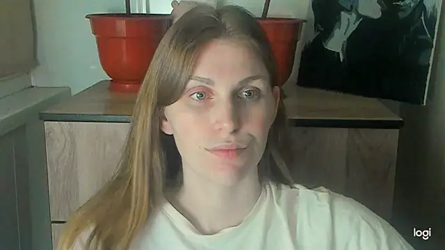 JuliaMuuun online show from May 11, 9:45 pm