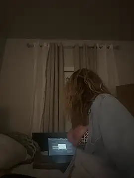 Snapshot of BaddieBossXX2 chatting on April 9, 4:25 am BaddieBossXX2 online show from April 9, 4:25 am