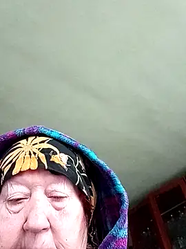 Snapshot of CrystalLime6411 chatting on December 22, 11:43 am CrystalLime6411 online show from December 22, 11:43 am