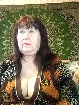 Snapshot of CrystalLime6411 chatting on February 20, 9:33 am CrystalLime6411 online show from February 20, 9:33 am