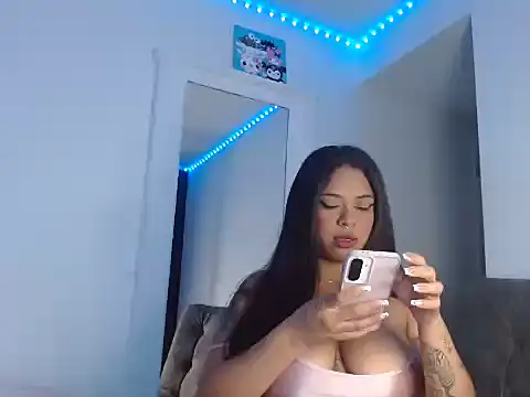 reina reina online show from October 27, 12:00 am