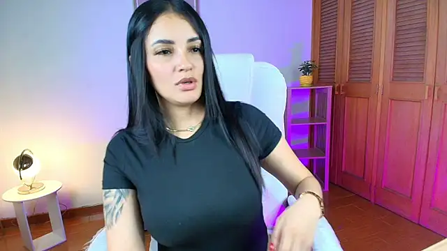 Snapshot of Julieta92_ chatting on June 25, 10:37 pm Julieta92 online show from June 25, 10:37 pm