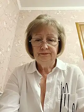 Snapshot of AlikaSwan5821 chatting on May 24, 1:33 pm AlikaSwan5821 online show from May 24, 1:33 pm
