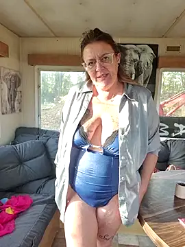 Snapshot of Misspapillon1840 chatting on November 5, 8:17 am Misspapillon1840 online show from November 5, 8:17 am