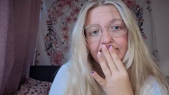 Snapshot of Daisyxoxo_ chatting on September 23, 8:32 am Daisyxoxo online show from September 23, 8:32 am