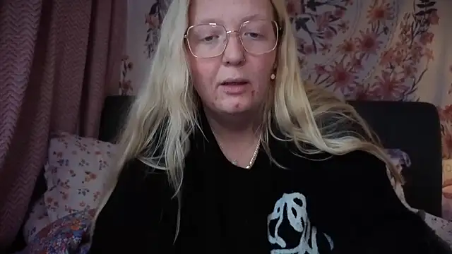 Daisyxoxo  online show from March 8, 9:45 am