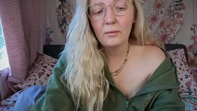 Snapshot of Daisyxoxo_ chatting on September 25, 8:31 am Daisyxoxo online show from September 25, 8:31 am