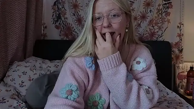 Daisyxoxo  online show from March 3, 9:49 am