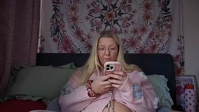 Daisyxoxo  online show from April 14, 9:36 am