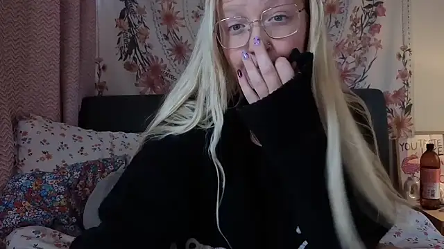 Daisyxoxo  online show from March 4, 9:50 am