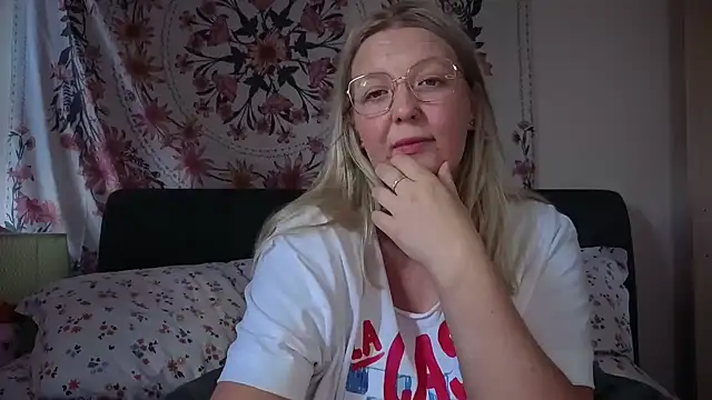 Snapshot of Daisyxoxo_ chatting on June 27, 8:31 am Daisyxoxo online show from June 27, 8:31 am