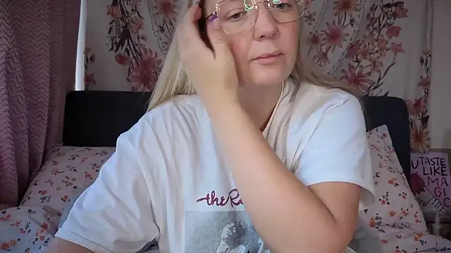 Snapshot of Daisyxoxo_ chatting on October 7, 8:26 am Daisyxoxo online show from October 7, 8:26 am