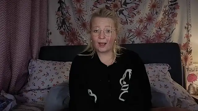 Daisyxoxo  online show from February 19, 9:12 pm