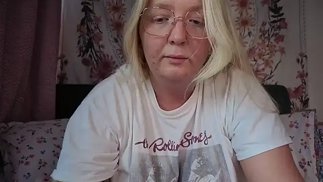 Daisyxoxo  online show from May 4, 8:50 am