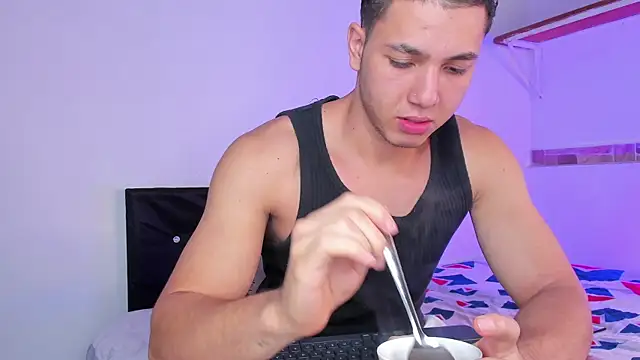 Snapshot of max_valiant1 chatting on October 2, 9:34 am max valiant1 online show from October 2, 9:34 am