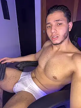 Snapshot of max_valiant1 chatting on December 15, 4:29 am max valiant1 online show from December 15, 4:29 am