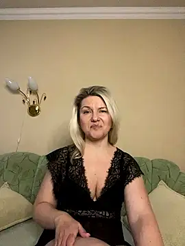 Snapshot of AliceSwan4011 chatting on January 18, 2:31 pm AliceSwan4011 online show from January 18, 2:31 pm