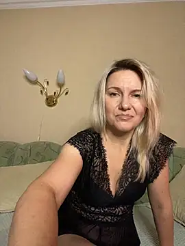 Snapshot of AliceSwan4011 chatting on October 17, 3:54 am AliceSwan4011 online show from October 17, 3:54 am