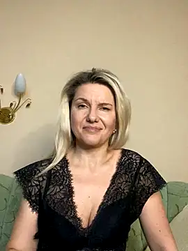 Snapshot of AliceSwan4011 chatting on November 3, 4:21 pm AliceSwan4011 online show from November 3, 4:21 pm