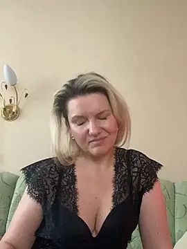 Snapshot of AliceSwan4011 chatting on January 9, 9:49 am AliceSwan4011 online show from January 9, 9:49 am