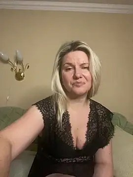 Snapshot of AliceSwan4011 chatting on February 9, 3:54 pm AliceSwan4011 online show from February 9, 3:54 pm