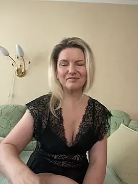 Snapshot of AliceSwan4011 chatting on March 2, 10:11 am AliceSwan4011 online show from March 2, 10:11 am