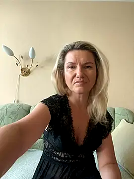 Snapshot of AliceSwan4011 chatting on September 19, 2:54 pm AliceSwan4011 online show from September 19, 2:54 pm