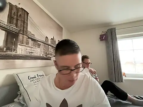 Snapshot of voluptuous-minx chatting on February 15, 3:33 pm voluptuous-minx online show from February 15, 3:33 pm