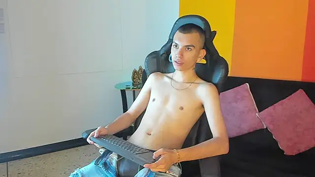 RowanCley online show from November 8, 12:42 pm