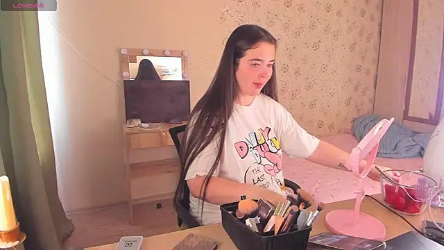 Snapshot of Alice_next_door chatting on June 12, 10:13 am Alice next door online show from June 12, 10:13 am
