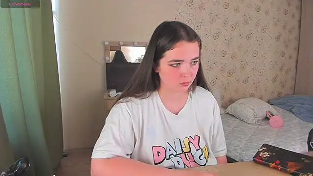 Snapshot of Alice_next_door chatting on June 15, 1:22 pm Alice next door online show from June 15, 1:22 pm
