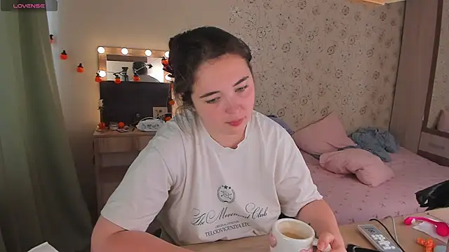 Snapshot of Alice_next_door chatting on July 11, 9:53 am Alice next door online show from July 11, 9:53 am