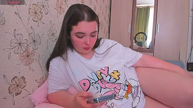 Snapshot of Alice_next_door chatting on June 7, 11:37 am Alice next door online show from June 7, 11:37 am