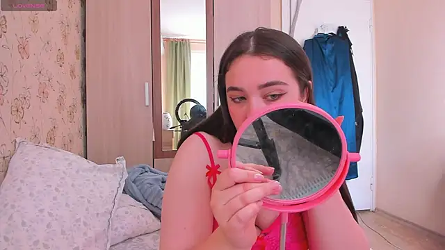 Snapshot of Alice_next_door chatting on May 29, 10:43 am Alice next door online show from May 29, 10:43 am