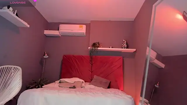 Snapshot of cinnia_ chatting on February 10, 11:31 am cinnia online show from February 10, 11:31 am