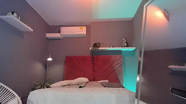 Snapshot of cinnia_ chatting on February 9, 11:30 am cinnia online show from February 9, 11:30 am