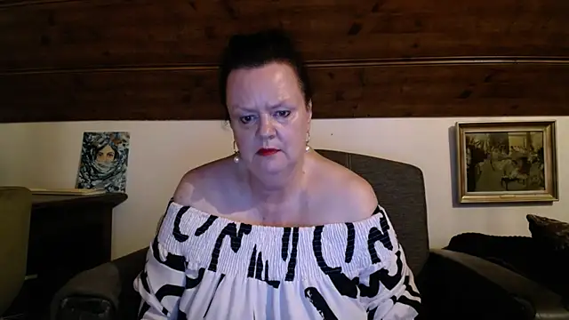 Snapshot of TiffanyMature chatting on July 19, 8:27 pm TiffanyMature online show from July 19, 8:27 pm