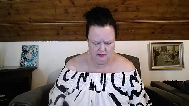 Snapshot of TiffanyMature chatting on June 12, 7:06 am TiffanyMature online show from June 12, 7:06 am