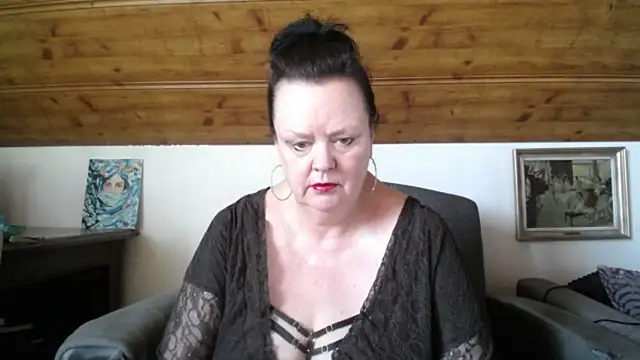 Snapshot of TiffanyMature chatting on June 13, 7:17 am TiffanyMature online show from June 13, 7:17 am