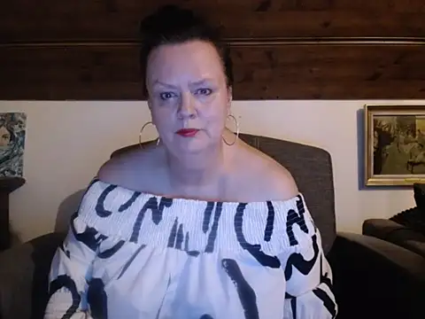 Snapshot of TiffanyMature chatting on June 27, 8:04 pm TiffanyMature online show from June 27, 8:04 pm