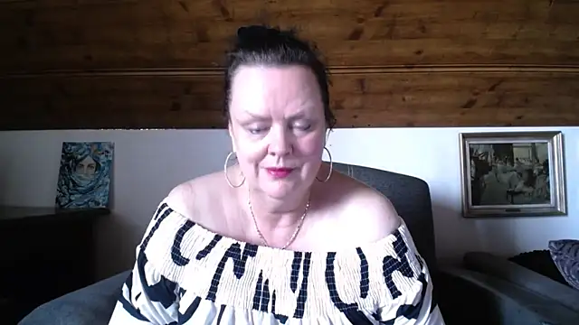 Snapshot of TiffanyMature chatting on June 9, 5:25 pm TiffanyMature online show from June 9, 5:25 pm