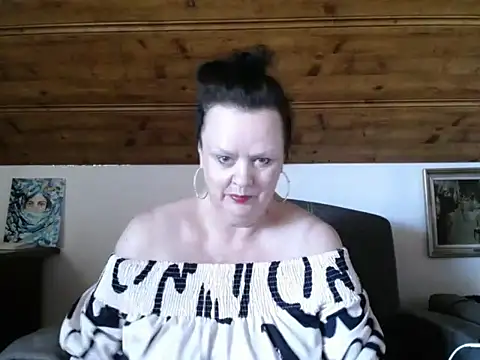 Snapshot of TiffanyMature chatting on July 21, 3:02 pm TiffanyMature online show from July 21, 3:02 pm